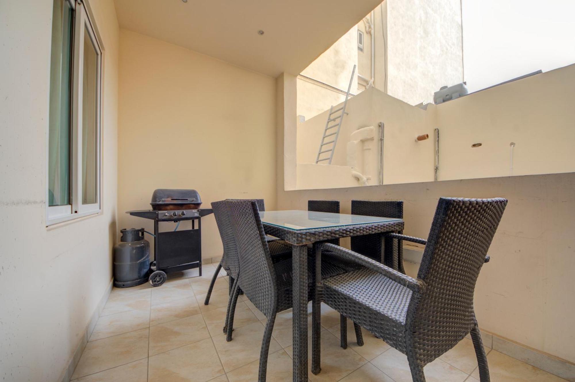 Sapphire Residences - 2 Bedroom With Views By Shortletsmalta